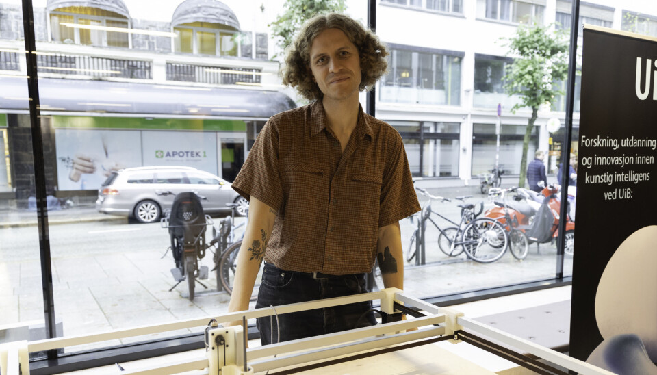 PENPLOTTER: Håkon Blom ser muligheter i generativ koding.