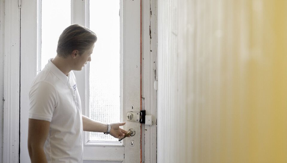 ULÅST?: Om smekklåsen på hoveddøren noen ganger setter seg fast, kan døren forbli åpen.