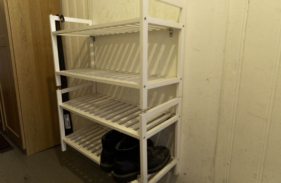 ÅSTED: På denne hyllen og ellers i gangen var de frastjålne skoene oppbevart.
