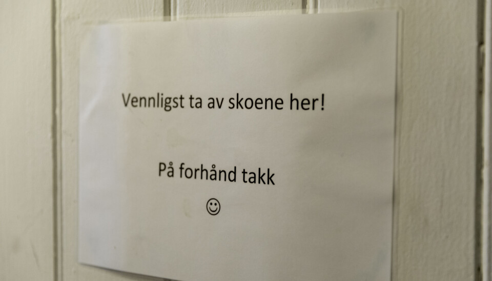 ORDNING: I boligen var beboerne oppfordret å etterlate skoene i gangen der tyvene brøt seg inn.
