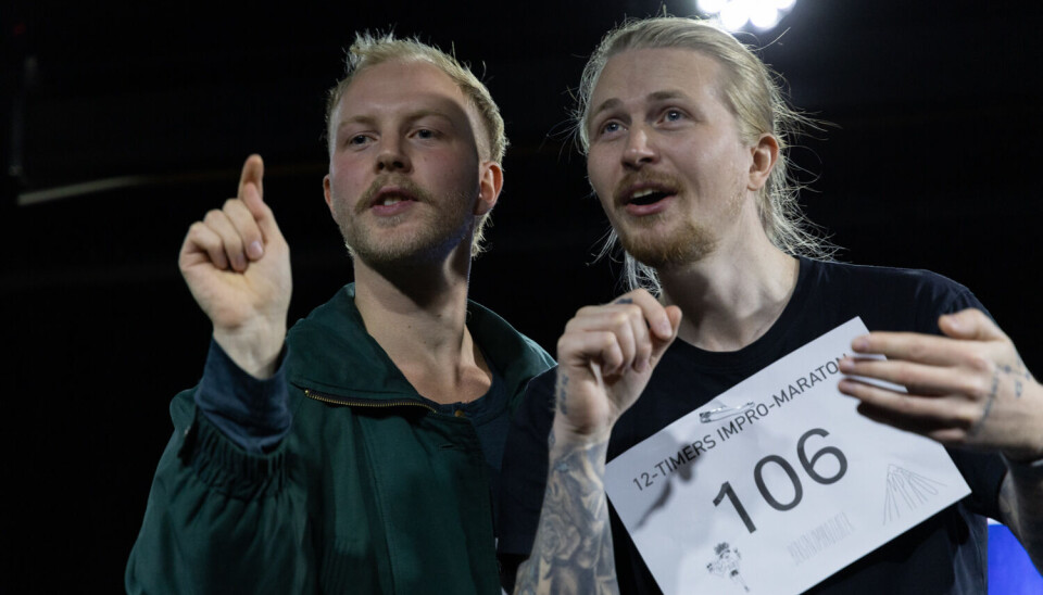 PÅ SPARKEN: Skuespillerne har ikke et manus å følge.