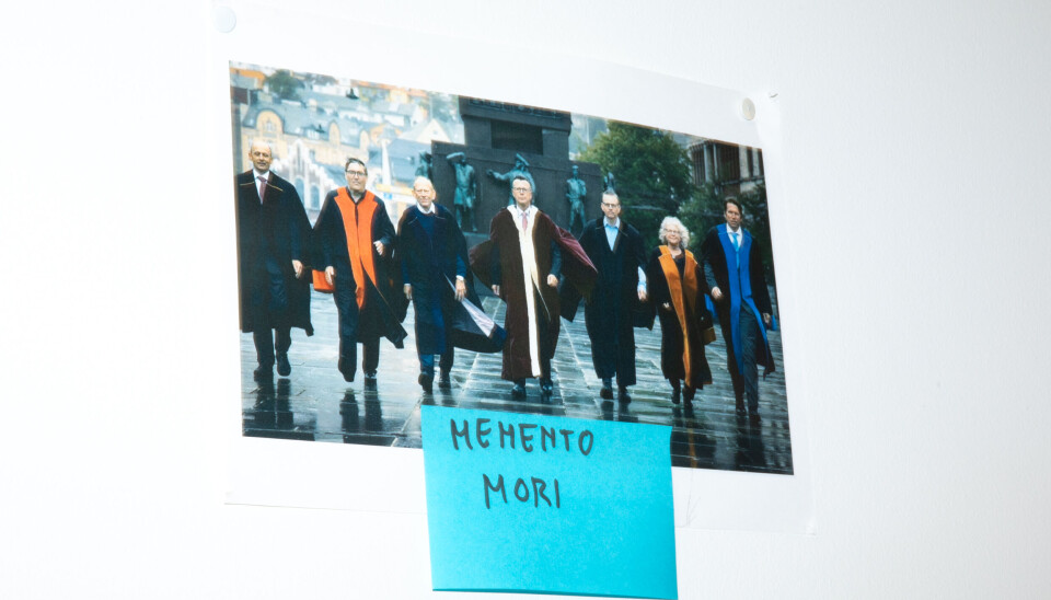 MEMENTO MORI: Under bildene av dekanene på UiB, finner vi den latinske frasen for «Husk at du skal dø».