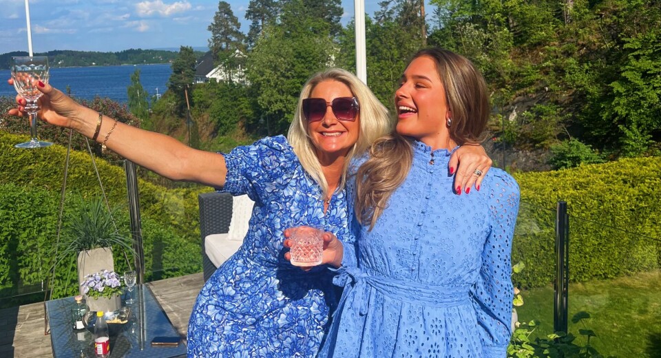 ENDRING: Hverdagsklærne skal byttes ut med uniformer, og nå skal mor og datter-forholdet testes under strengt regime.