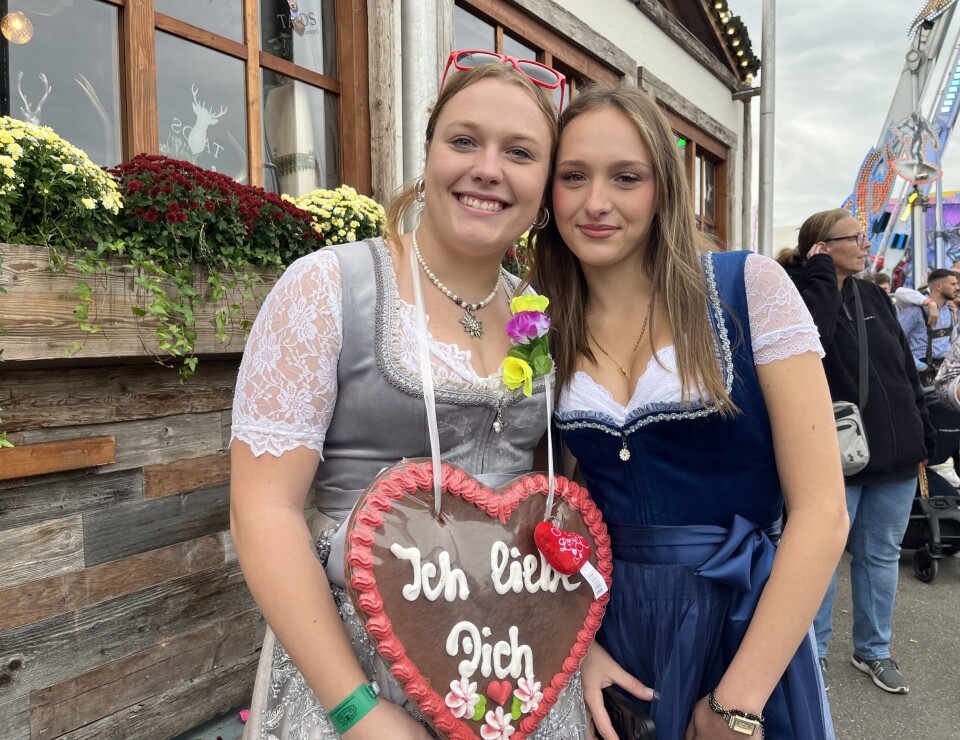 PÅ FEST: Jill (t.v.) og Lya Hempel anbefaler sterkt partyteltene.