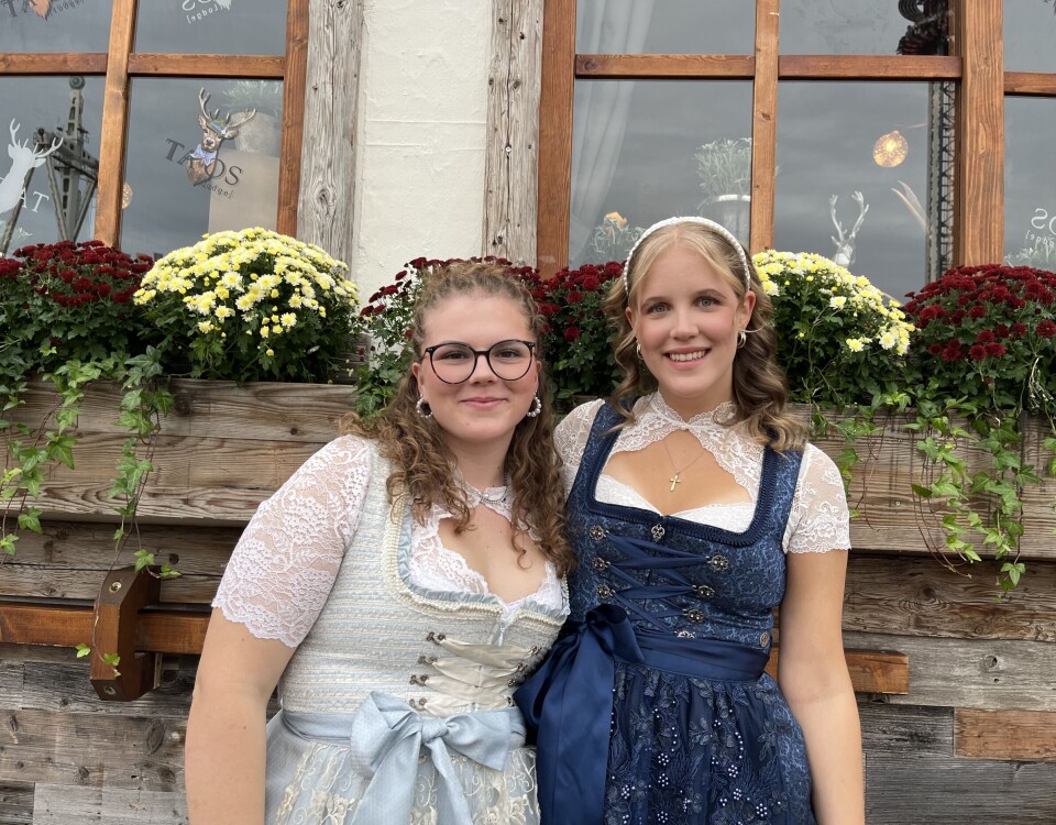 BRATWURST: Amelie (t.v) og Mia synes den tyske maten er det beste med Oktoberfest.