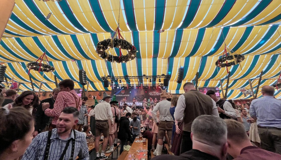 I EKTE HEIDIS-STIL: Det var flere festglade mennesker som stod på benkene enn på gulvet.