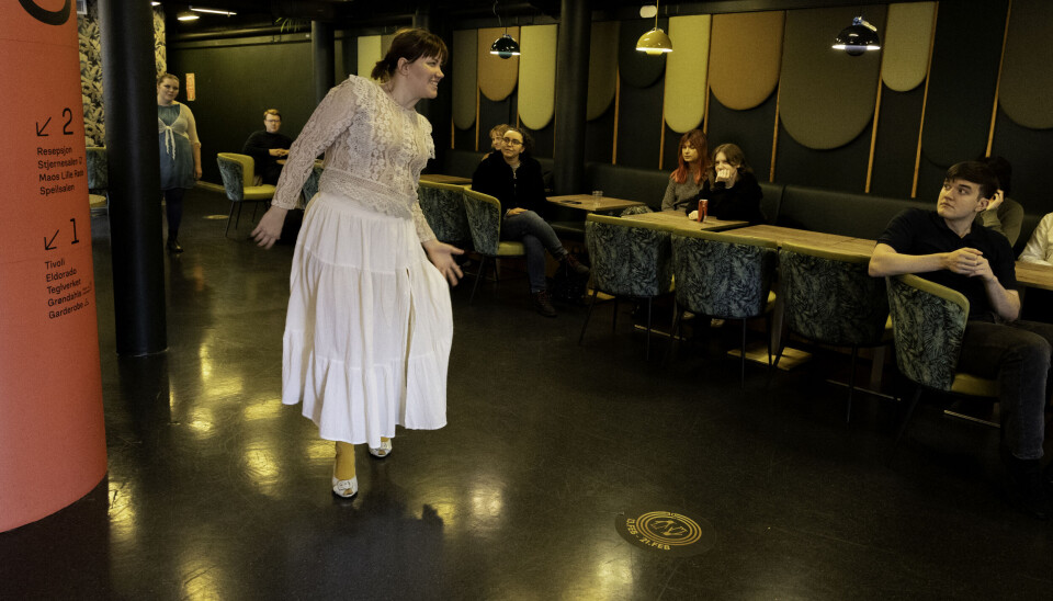TEATER I VENTEVÆRELSET: Anmelder rakk ikke finne frem notatblokken før forestillingen var i gang.