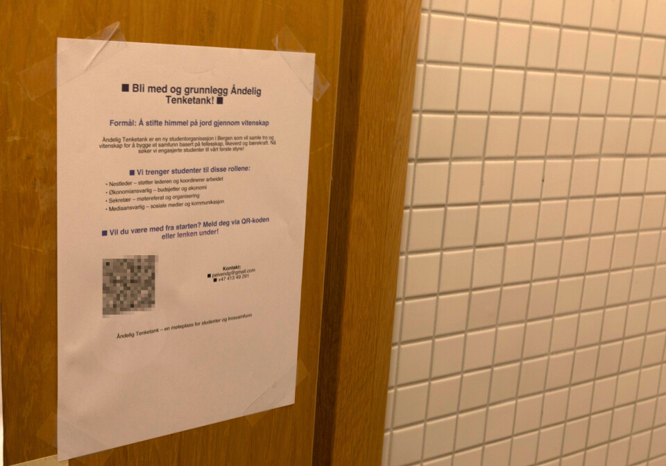 TOALETT: Plakatene har hengt på flere steder rundt om på campus.