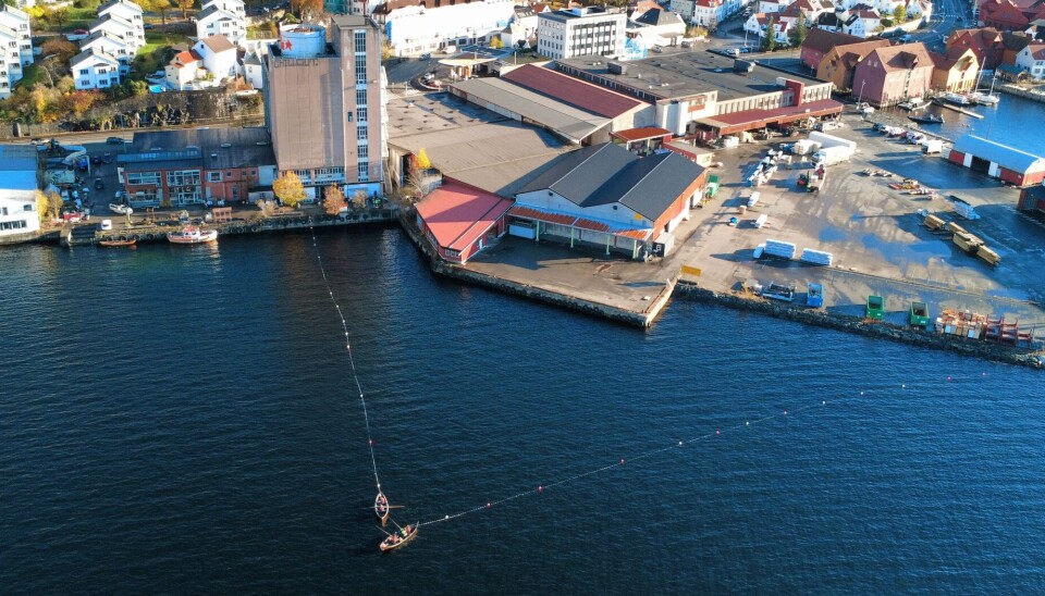 MÅLER OPP: Studentene ved BAS bruker robåter for å illustrere hvor det skal fylles opp med masser i området.