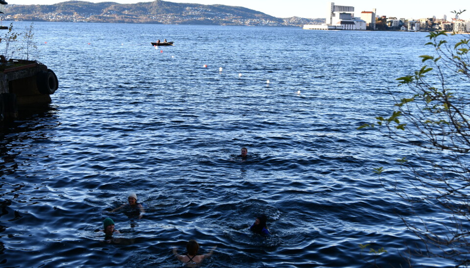 BADE 1: Selv om temperaturene ikke helt tilsa at det var ideelt for en svømmetur, hoppet flere i vannet i solidaritet.